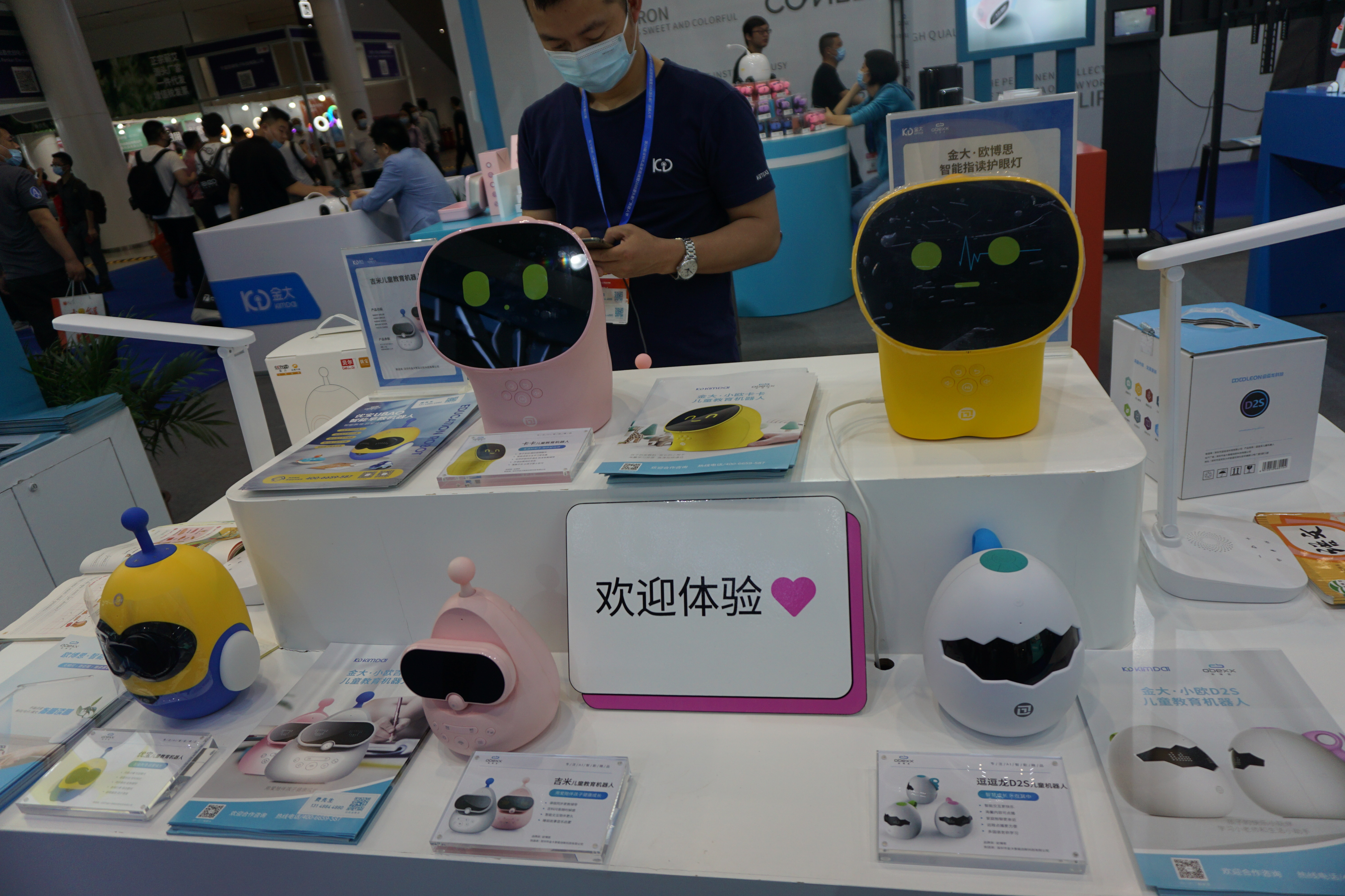 人工智能改变世界，欧博思AI机器人亮相2021深圳礼品展